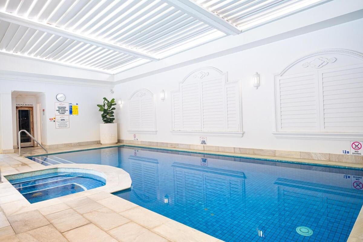 1br Tropical Escape With Heated Pools Sauna Bbq Apartment